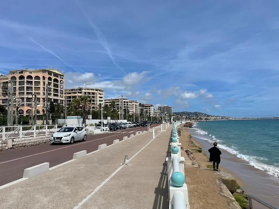 T2 Lumineux Mer A Pied Terrasse Piscine Cannes 0*,  France