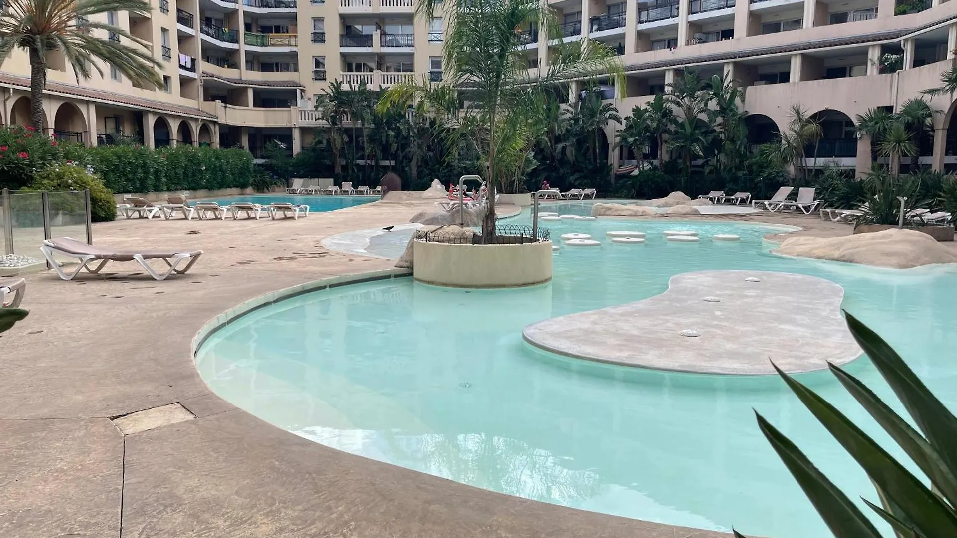 T2 Lumineux Mer A Pied Terrasse Piscine Cannes France